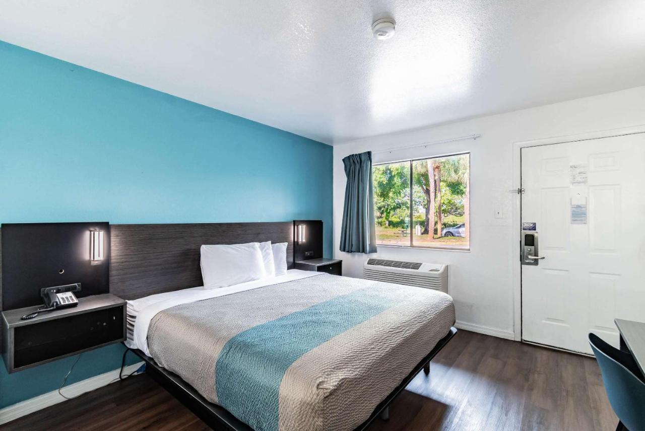 Motel 6 Tampa Near Fairgrounds - Casino Exteriér fotografie