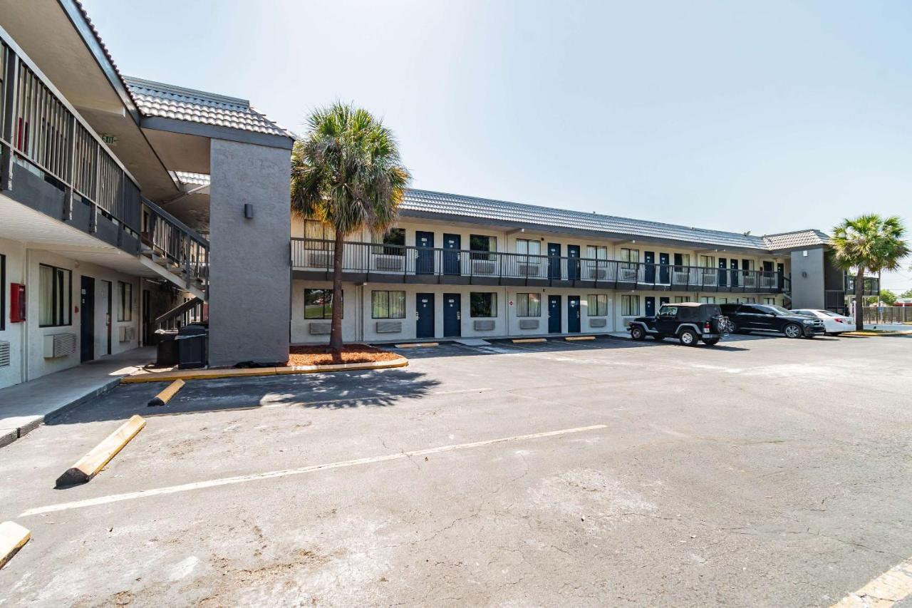 Motel 6 Tampa Near Fairgrounds - Casino Exteriér fotografie
