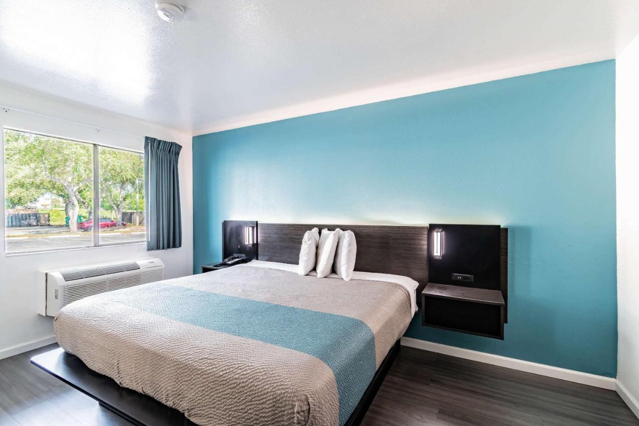 Motel 6 Tampa Near Fairgrounds - Casino Exteriér fotografie